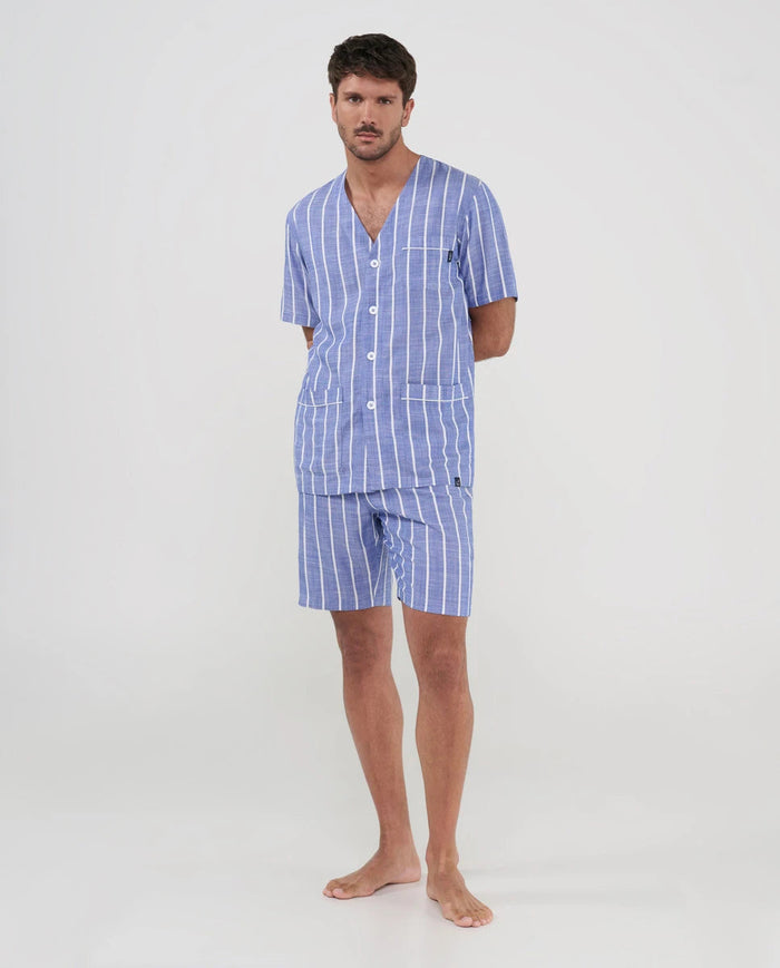 Hombre con pijama camisero corto de verano en plana a rayas de manga corta y bolsillos de plastón