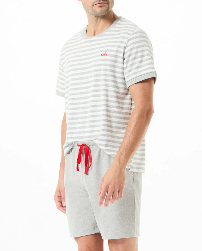 Hombre con camiseta de pijama de rayas grises y pantalones cortos para verano