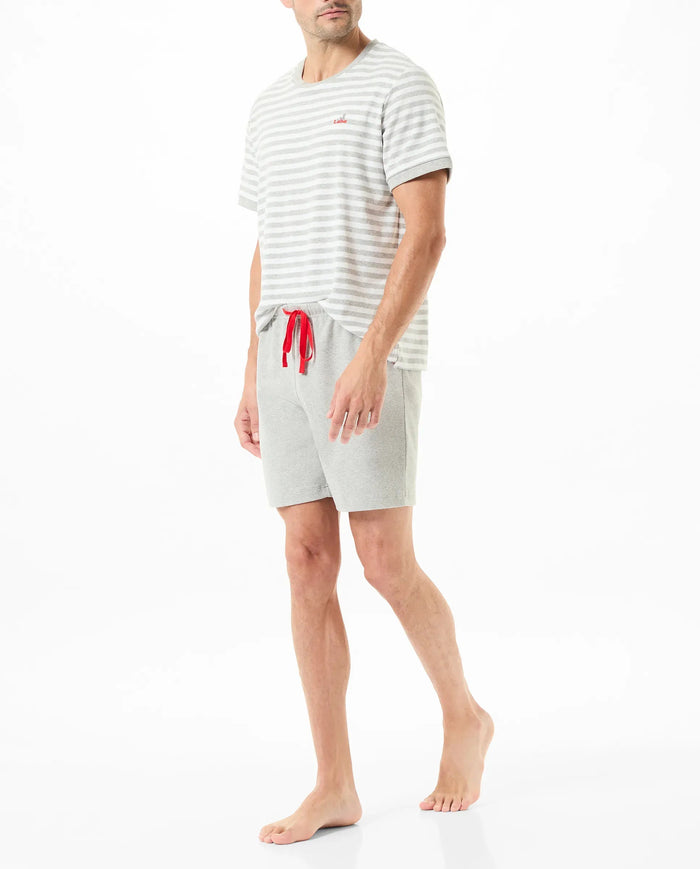 Hombre con camiseta de pijama de rayas grises y pantalones cortos para verano