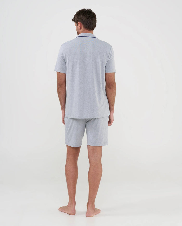 Vista de espaldas de hombre con pijama corto de verano gris modal