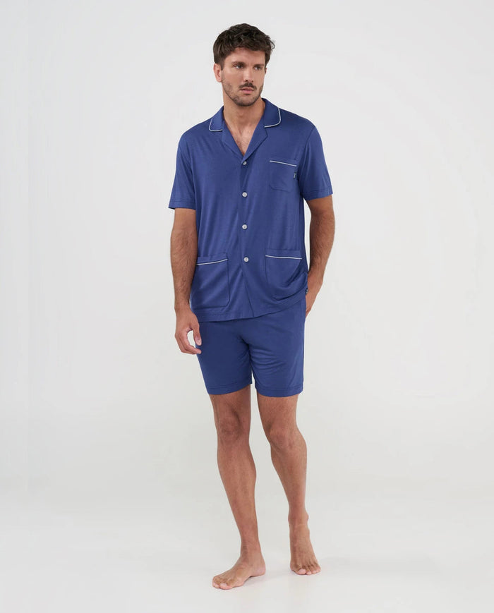 Hombre con pijama corto de verano azul marino modal abierto con botones y bolsillos delanteros