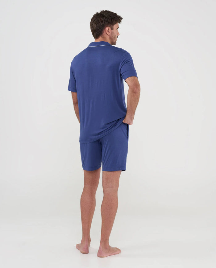 Vista de espaldas de hombre con pijama corto de verano azul marino modal