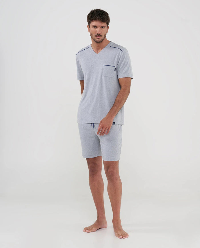 Hombre con pijama corto de verano modal gris de manga corta, cuello pico y pantalón corto