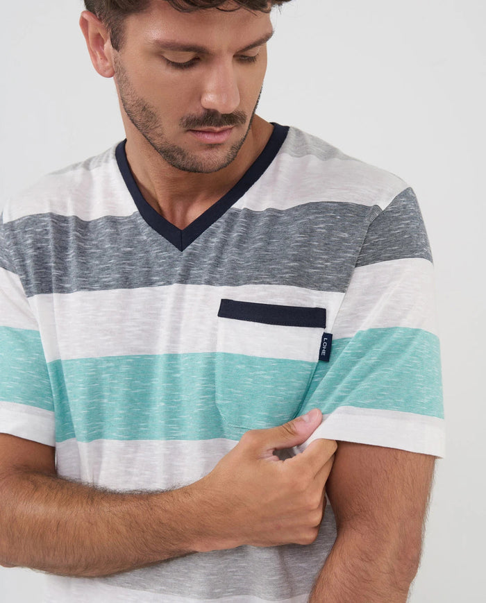 detalle del top de pijama de punto a rayas gris y verde con cuello pico y bolsillo a contraste
