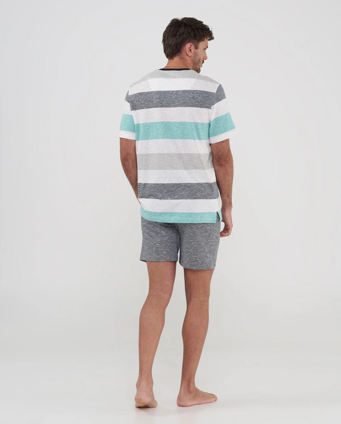 Hombre de espaldas con pijama de rayas para verano de manga corta