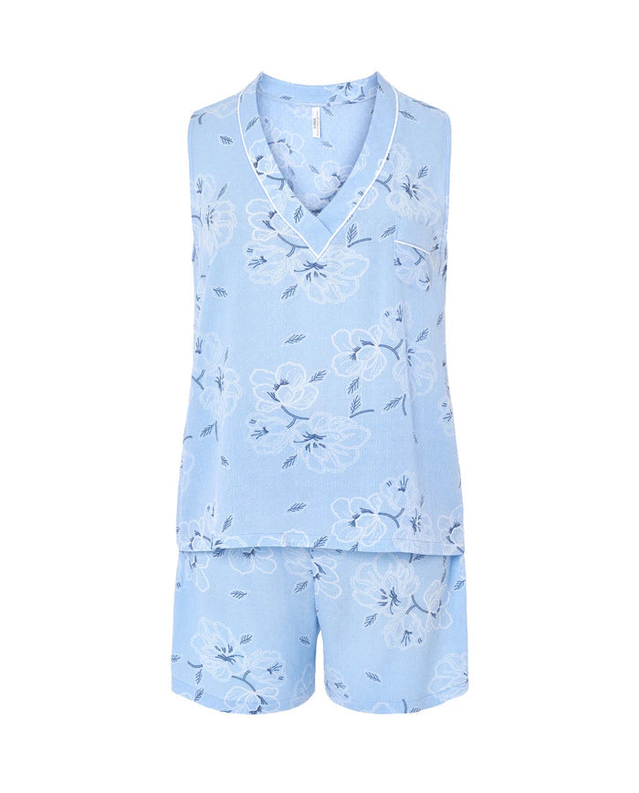 Pijama corto de mujer en plana celeste de flores sin mangas, cuello pico con vivo y pantalón corto a juego.