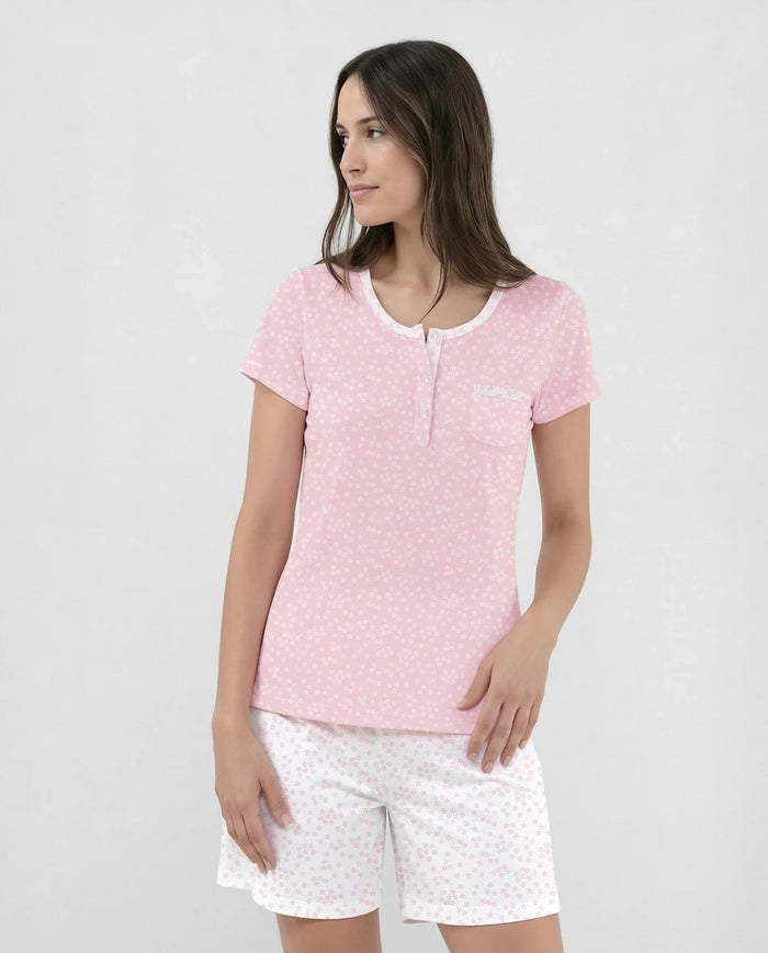 Mujer con pijama corto de verano flores rosas