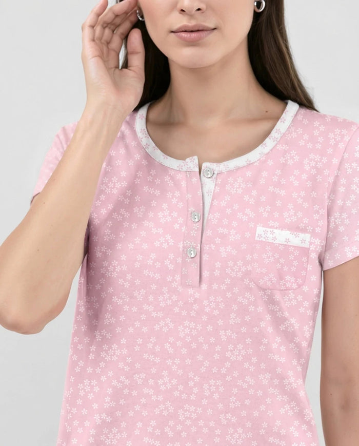 Detalle de cuello abotonado