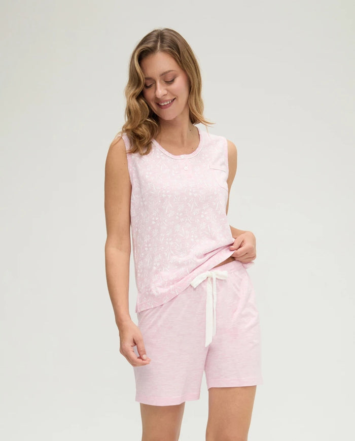 Modelo luce pijama corto de mujer rosa sin mangas estampado con florecitas y cinto rosa marfil