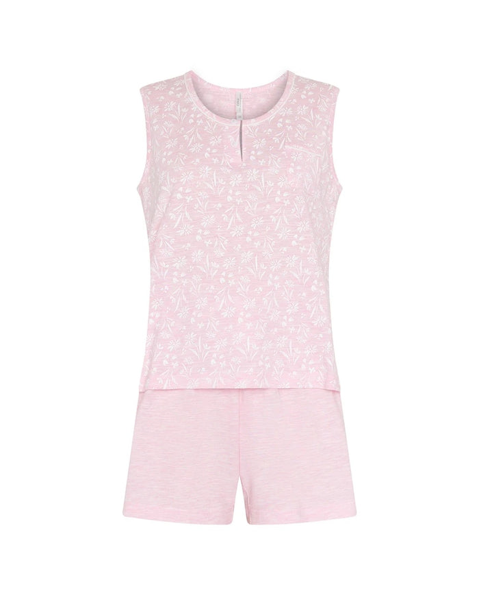 Pijama corto de mujer sin mangas en tejido de punto rosa con florecitas, bolsillo decorativo, cuello redondo con botones y vivo a contraste. Pantalón corto liso rosa ajustable.