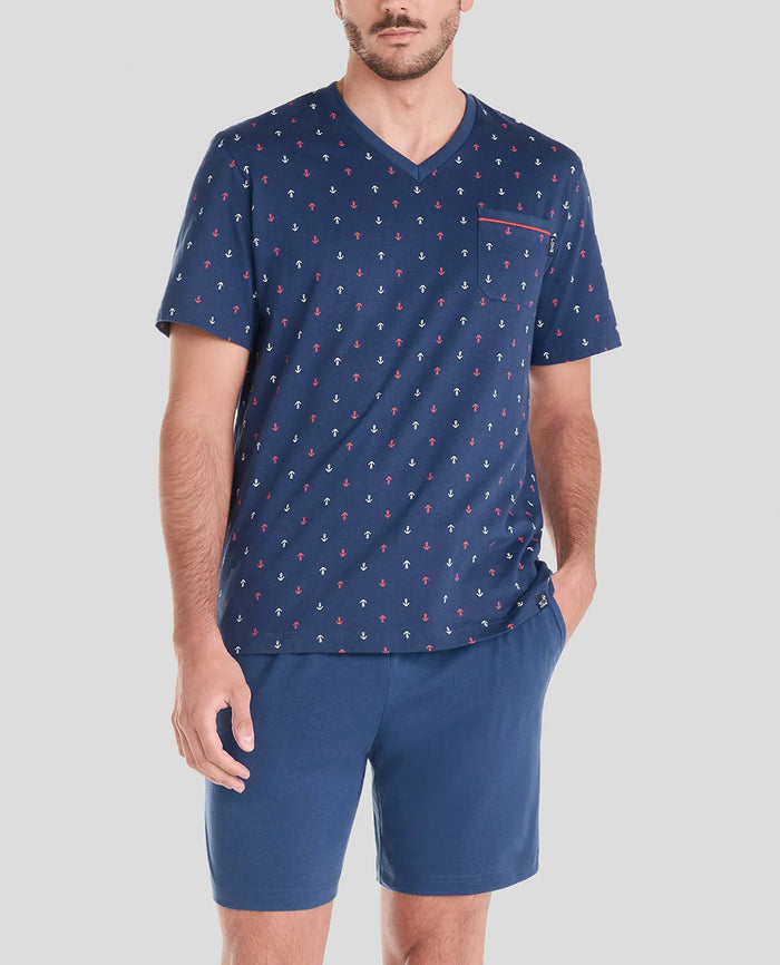 Hombre con pijama corto de verano, top marino estampado anclas, cuello pico, bolsillo pecho, aberturas laterales y pantalón corto liso.