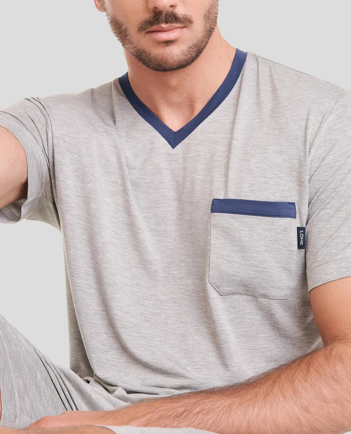 Detalle de camiseta de pijama corta de verano modal gris con detalles marino en cuello y bolsillo