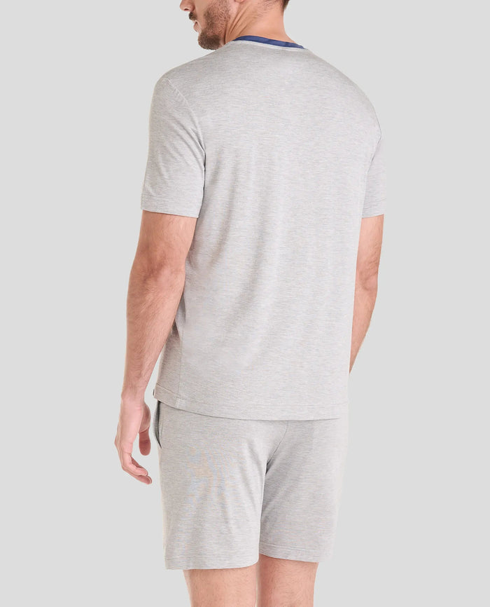 Hombre luce pijama corto modal gris perfecto para verano
