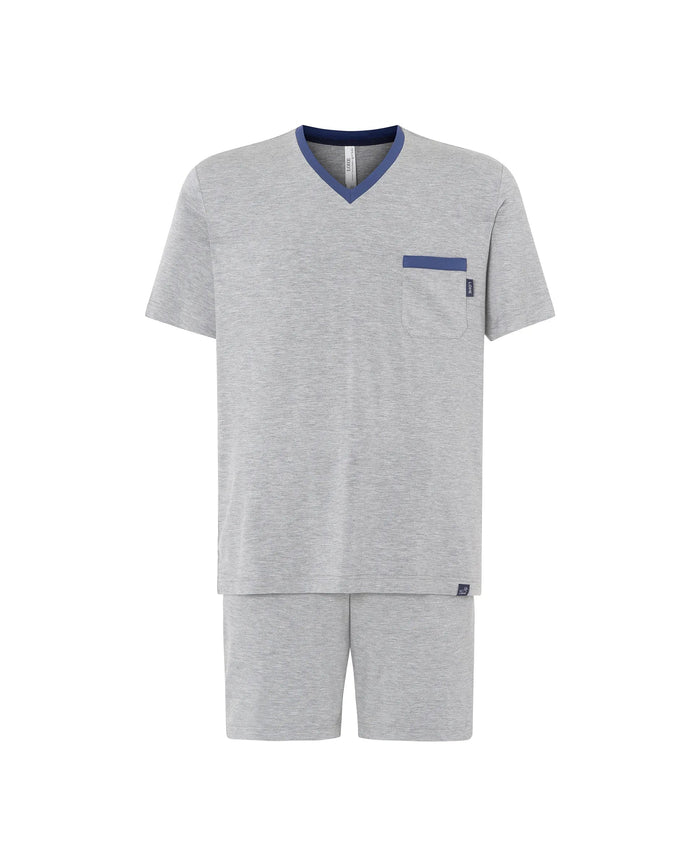 Pijama corto liso de hombre modal gris, cuello pico a contraste marino y bolsillo pecho y pantalón corto liso.