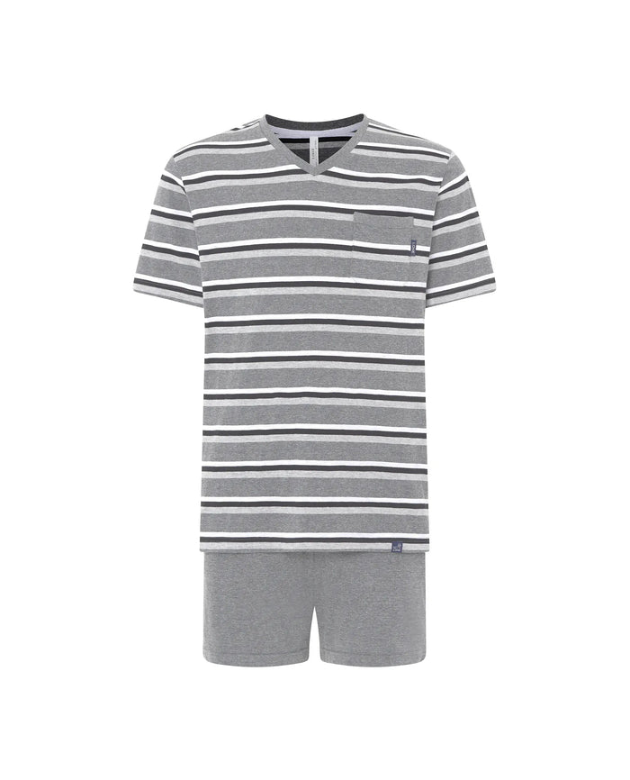 Pijama corto de hombre Lohe, top tejido rayas, cuello pico, bolsillo pecho, aberturas laterales y pantalón corto liso.