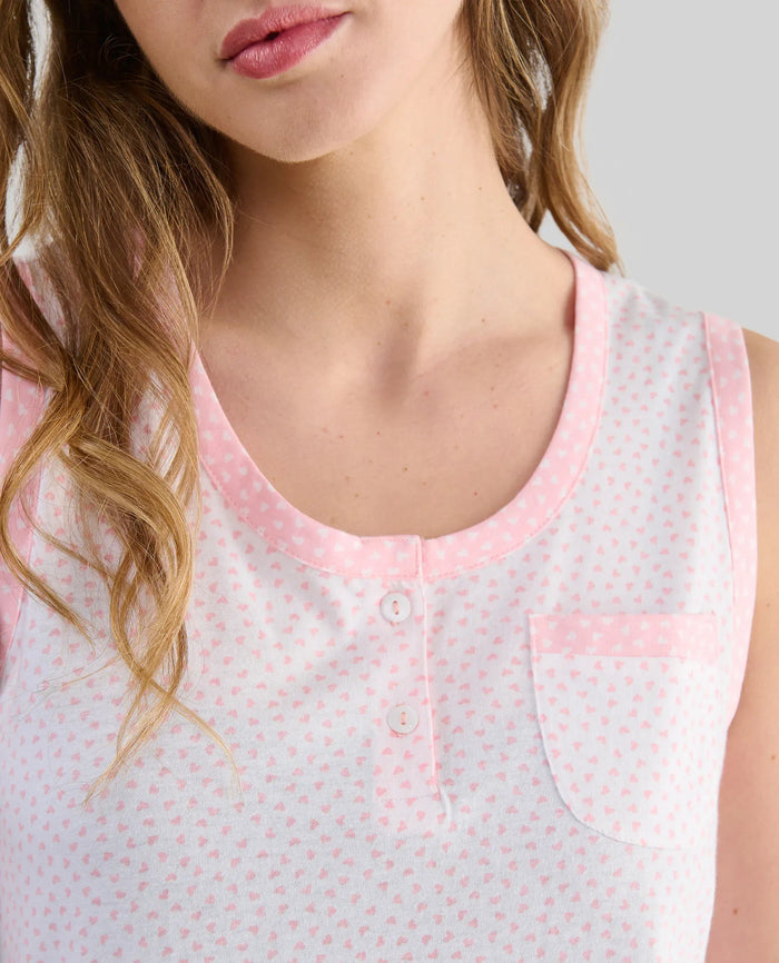 Detalle de camiseta de pijama sin mangas de mujer para un verano fresco en estampado de corazones rosas