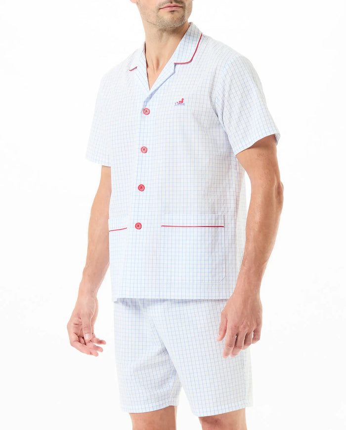 Hombre posa con pijama de verano de chaqueta abierta con botones y manga corta