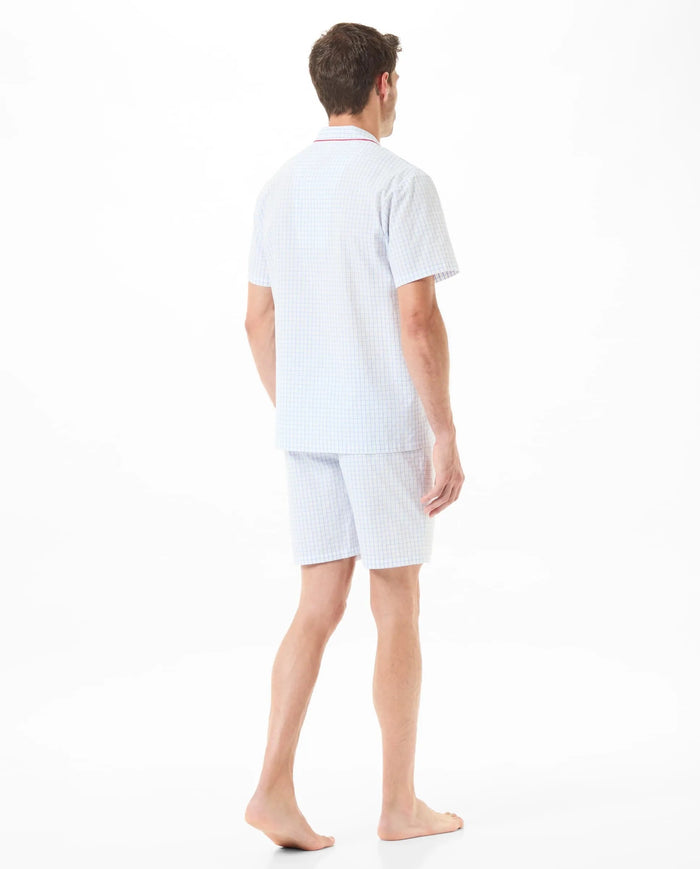Vista trasera de hombre con pijama de manga corta para verano con estampado de cuadros