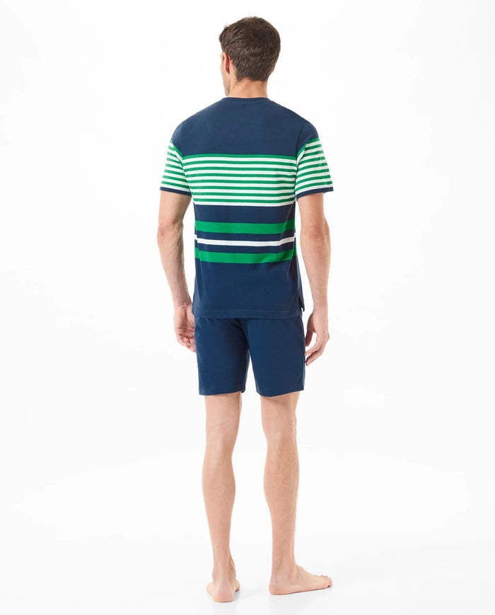 Vista trasera de hombre con pijama de verano corto azul marino a rayas verde