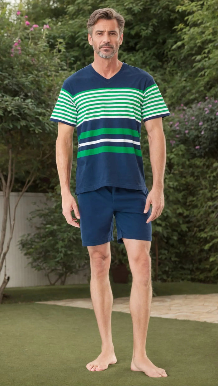 Hombre posa con pijama de verano de chaqueta abierta con botones y manga corta