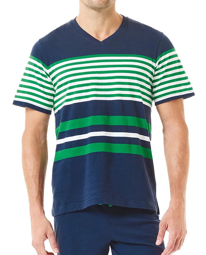 Detalle camiseta de pijama marino de rayas verdes y pantalones cortos a juego para verano