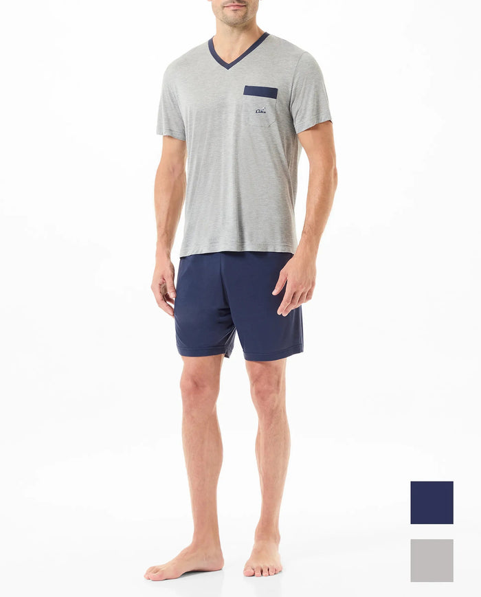 Hombre con pijama corto de verano con camiseta de pico gris y pantalón corto marino