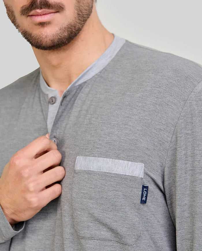 Detalle de cuello abierto con botones del pijama de modal gris para hombre