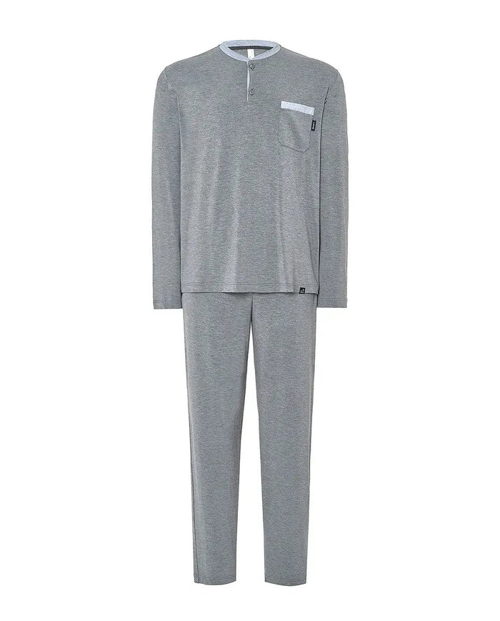 Pijama de hombre modal gris, cuello clásico con botones, mangas y pantalones largos, cintura ajustable y bolsillos laterales.