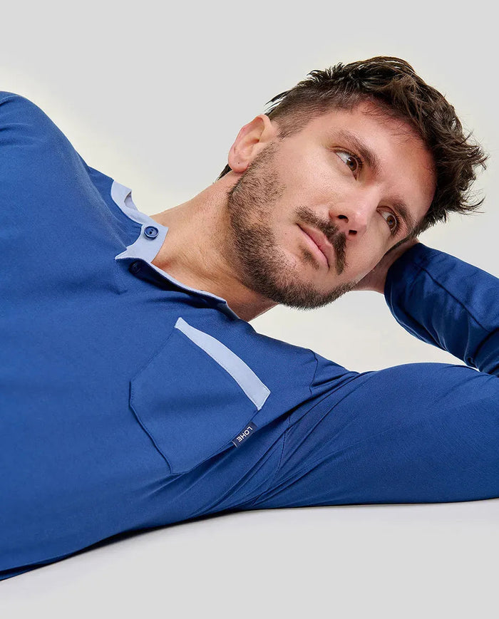 Detalle de cuello abierto con botones del pijama de modal marino para hombre