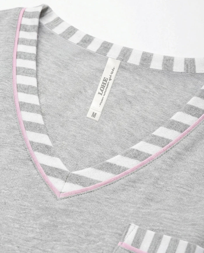 Detalle del cuello pico del pijama sin mangas gris de verano para mujer