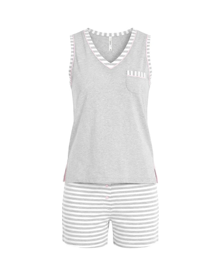 Pijama corto de mujer gris vigoré, top liso sin mangas cuello pico rayas y vivo rosa, bolsillo decorativo. Pantalón corto gris vigoré de rayas.