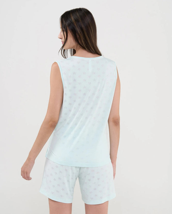 Vista trasera de pijama veraniego de mujer sin mangas de punto verde y pantalón corto