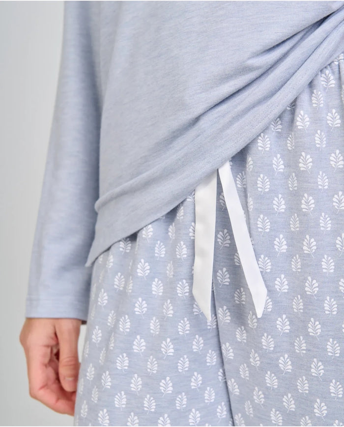 Detalle del pantalón largo estampado azul acero con hojas y lazo de raso en la cintura.