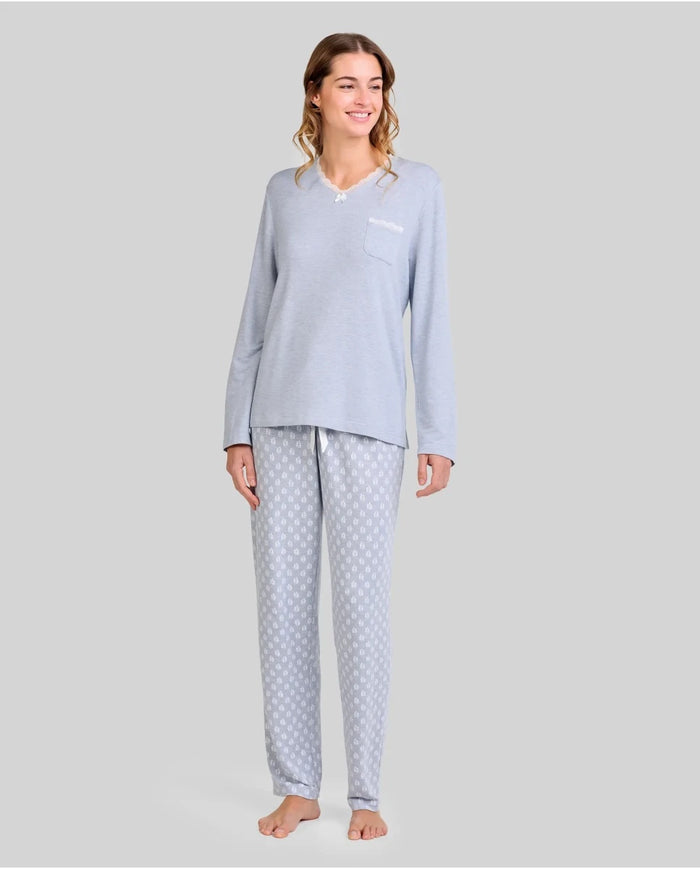 Mujer con pijama de invierno largo azul acero con cuello pico y puntilla