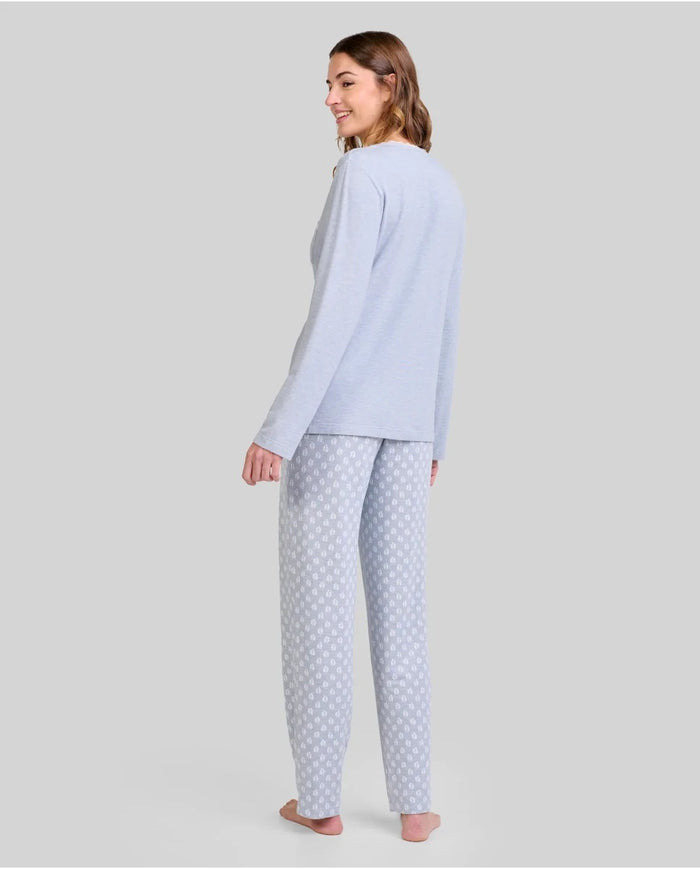 Vista trasera de mujer con pijama largo azul de manga larga azul