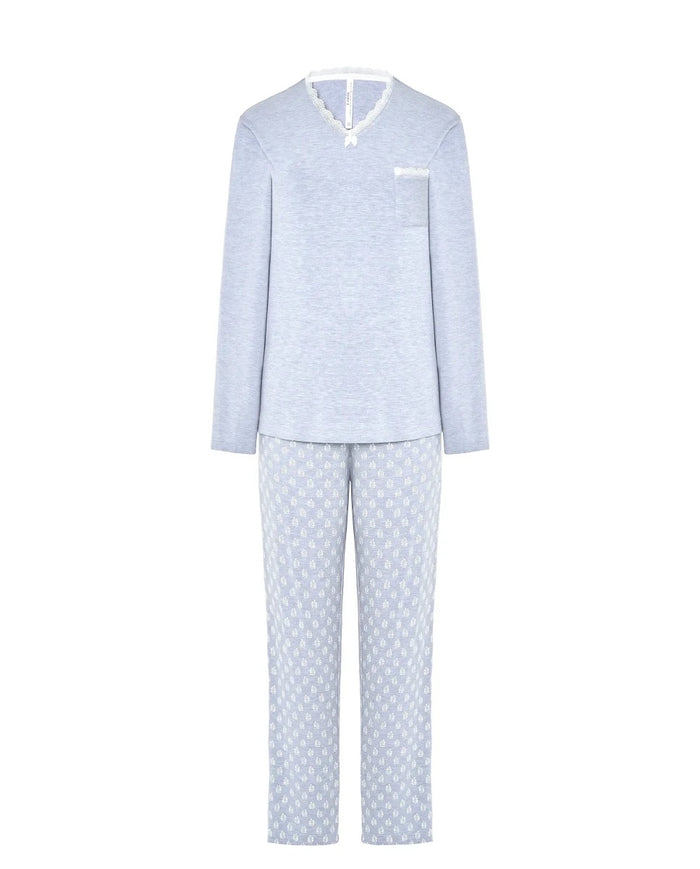 Pijama de mujer largo azul acero con cuello pico, puntilla y lacito y pantalón estampado de hojas a tono