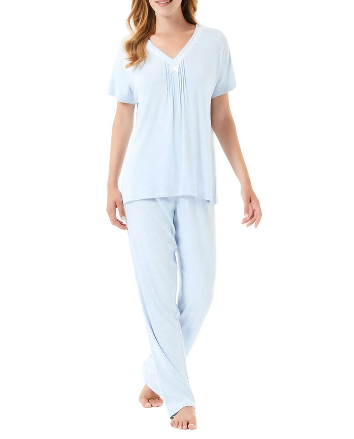 Modelo con pijama largo de verano celeste con cuello con puntilla decorativa