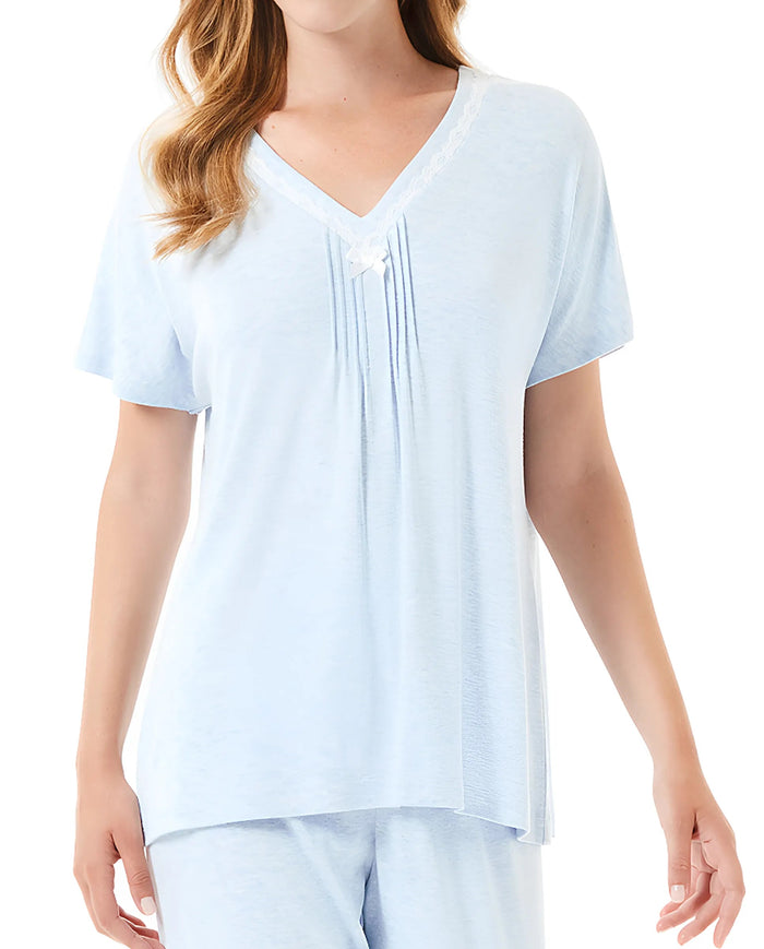 Detalle pijama largo de verano celeste con cuello con puntilla decorativa
