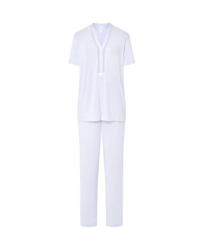Pijama lencero de mujer celeste manga corta con cuello abierto con pata y botones y detalle entredós.