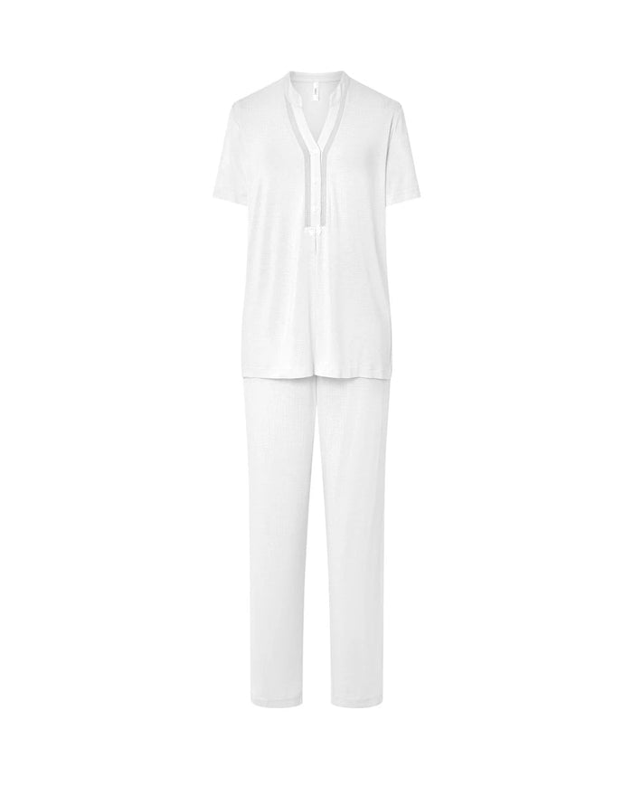 Pijama lencero de mujer marfil manga corta con cuello abierto con pata y botones y detalle entredós.