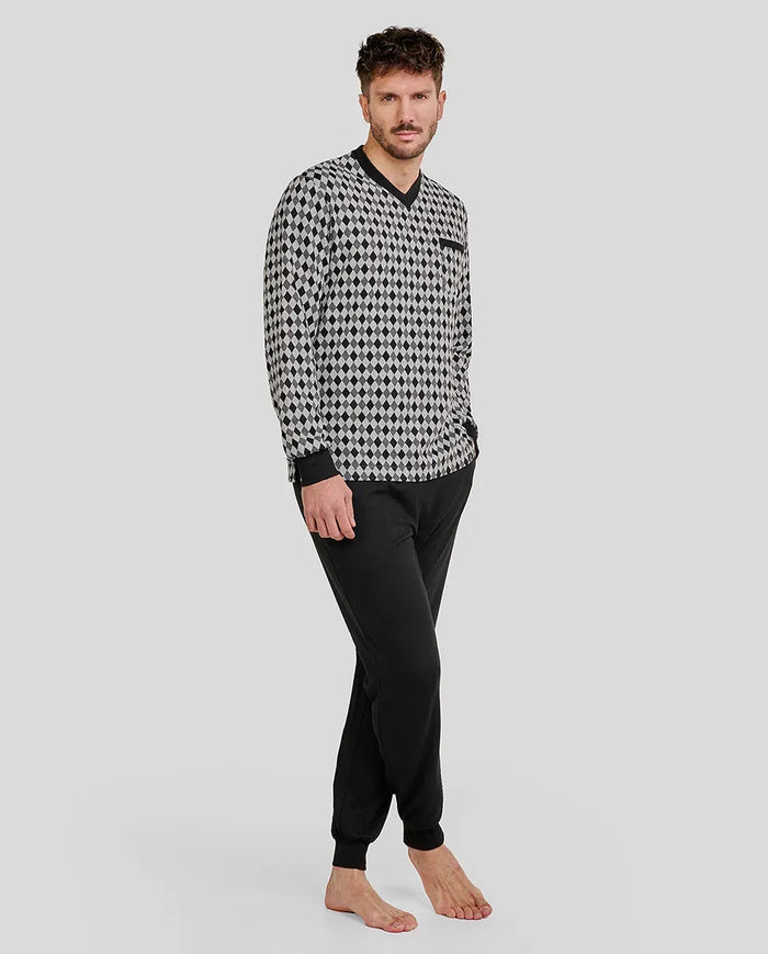 Hombre con pijama de invierno largo negro con estampado de rombos y puños elásticos