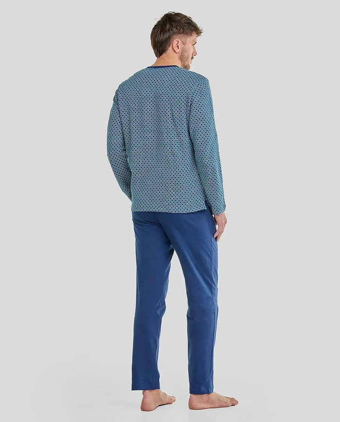 Hombre de espaldas con pijama de invierno de estampado geométrico en tonos azules