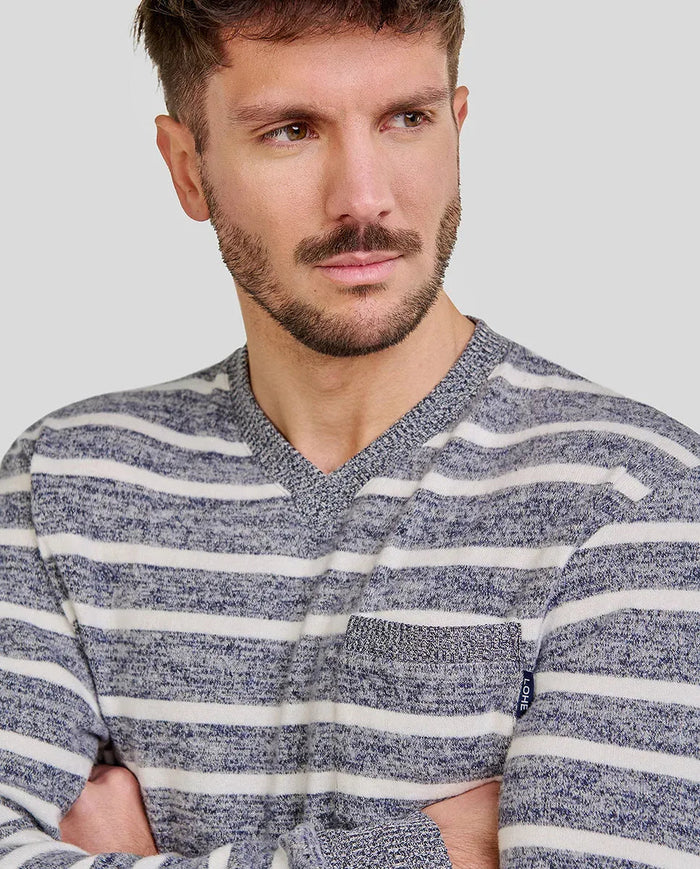 Vista detalle de chaquetilla de pijama de caballero melange rayas azules con cuello  en pico