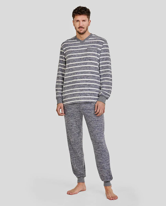 Hombre con agradable pijama largo de invierno melange rayas azules