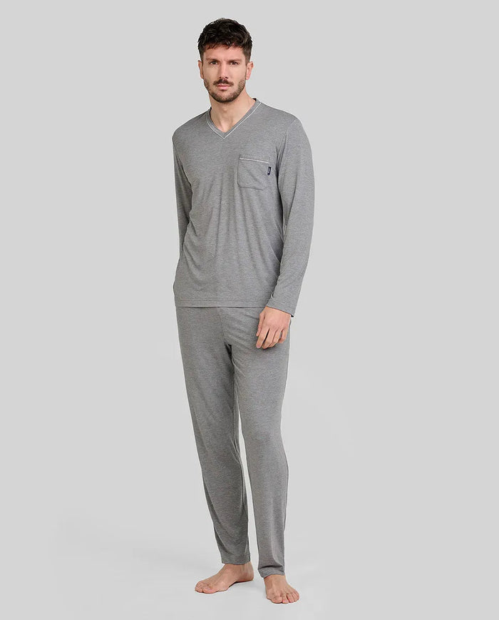 Hombre con pijama largo de invierno gris modal con cuello pico y bolsillos laterales.