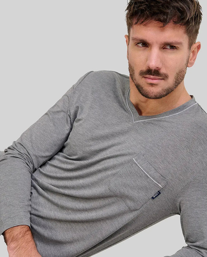 Detalle de cuello abierto con botones del pijama de modal gris para hombre