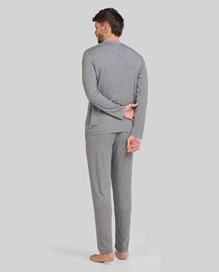 Hombre de espaldas con pijama largo de invierno modal gris