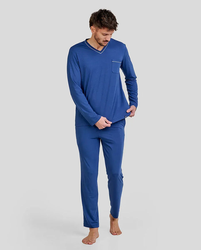 Hombre con pijama largo de invierno azul modal con cuello pico y bolsillos laterales.