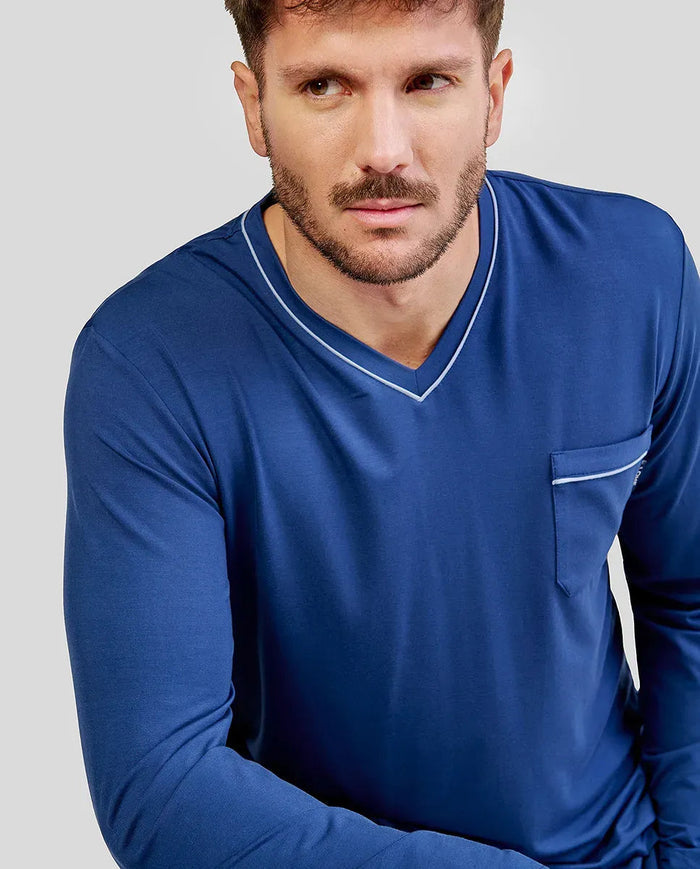 Detalle del cuello en pico del pijama azul de caballero en modal para invierno