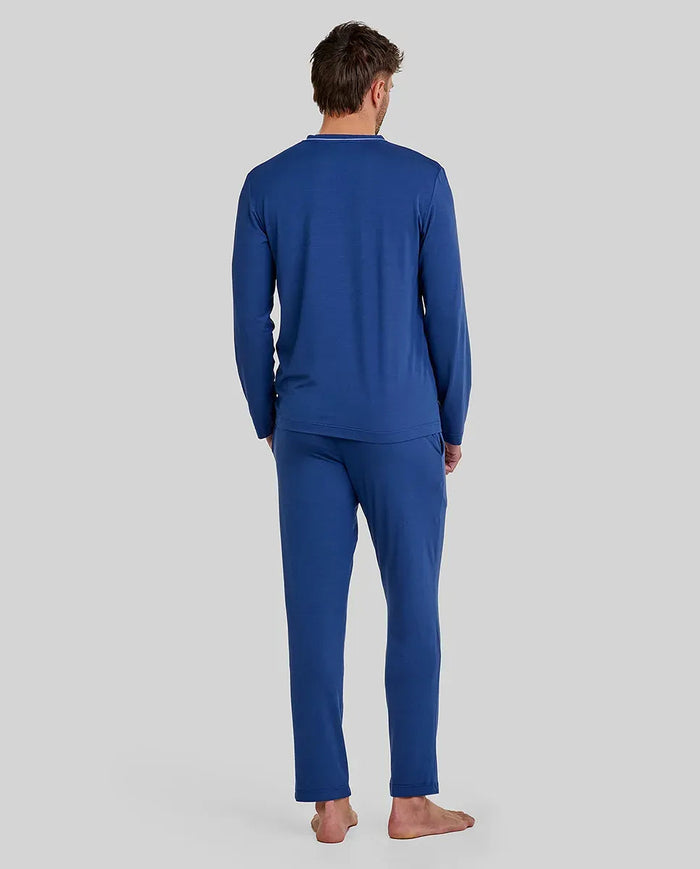 Hombre de espaldas con pijama largo de invierno modal gris